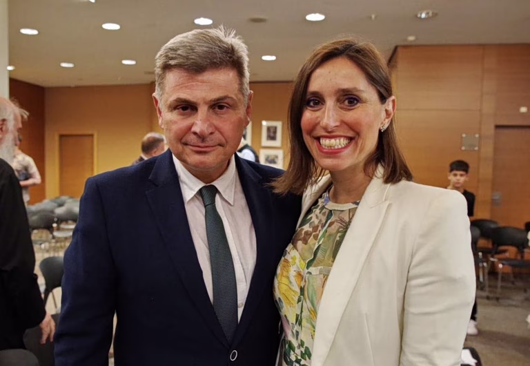 Φαραντούρης: Η σύζυγός μου επιλέχθηκε βάσει των προσόντων της – Δημοσιεύθηκε η απόσπαση στη Διαύγεια