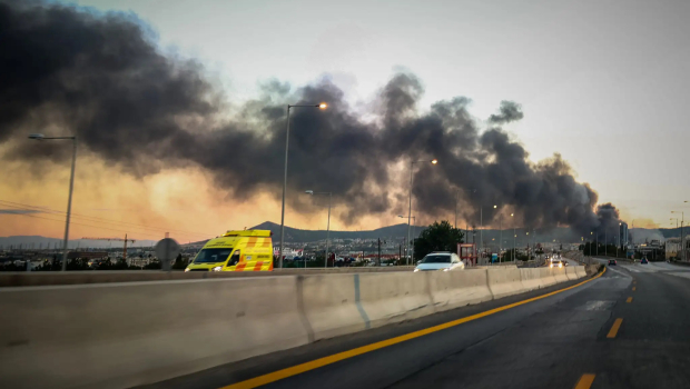Φωτιά στο Ωραιόκαστρο: Έφτασε μέχρι την Αττική και την Κόρινθο το τοξικό νέφος