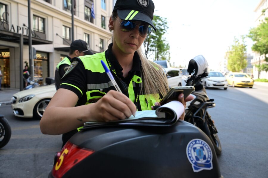 [378941] ΕΛΕΓΧΟΙ ΑΠΟ ΤΗΝ ΤΡΟΧΑΙΑ ΓΙΑ ΤΗΝ ΜΗ ΧΡΗΣΗ ΚΡΑΝΟΥΣ    (ΤΑΤΙΑΝΑ ΜΠΟΛΑΡΗ/EUROKINISSI)