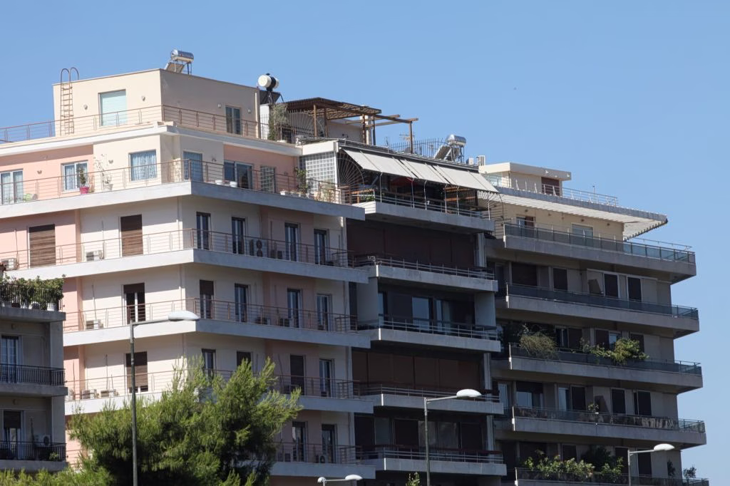 Ελληνική οικονομία: «Ψαλίδι» στην ανάπτυξη στο 1,9% και υψηλότερος πληθωρισμός στο 3,2%