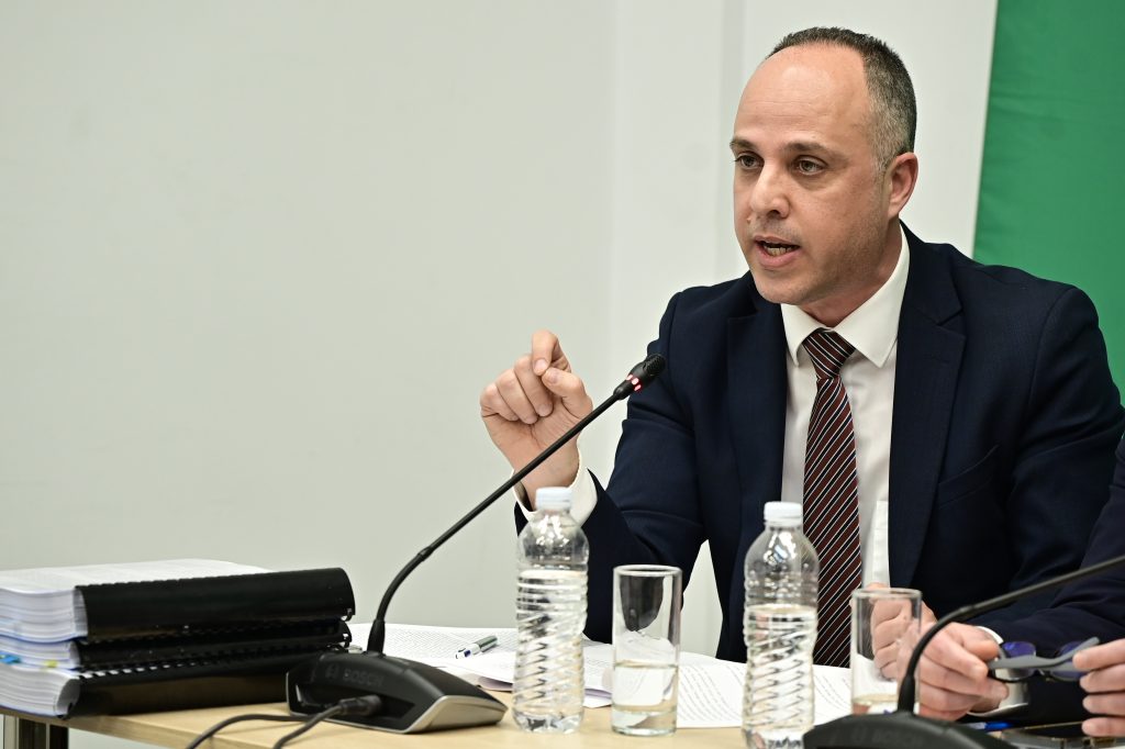 Υποκλοπές: Ο Ζαχαρίας Κεσσές κατηγορεί Βορίδη για «υπόθαλψη» Ντίλιαν – «Μαύρη σελίδα» για τη Βουλή