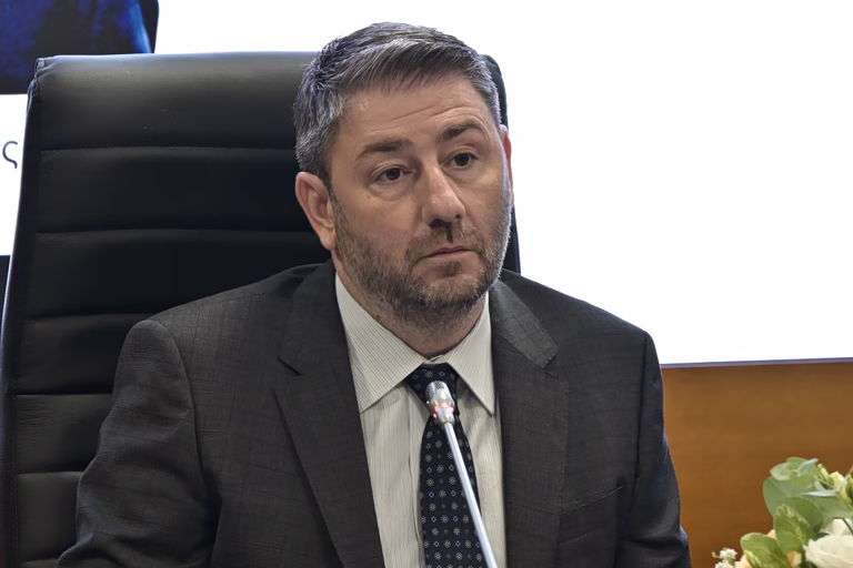 ΠΑΣΟΚ: Μετά τους μικρομεσαίους, στοχεύει στους συνταξιούχους- Η «κοινωνική συμμαχία» του Ανδρουλάκη και η φυγή προς τα μπρος