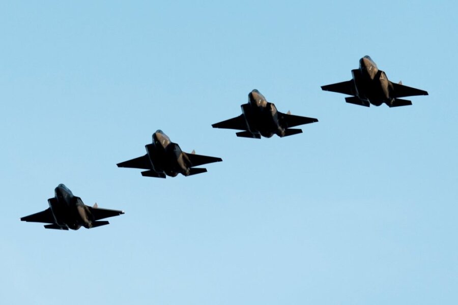 Τέσσερα μαχητικά F-35 σε σχηματισμό