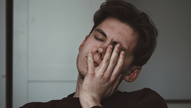 «Hangover chic»: Η Gen Z μετατρέπει το ξενύχτι και την εξάντληση σε νέα τάση στα social media