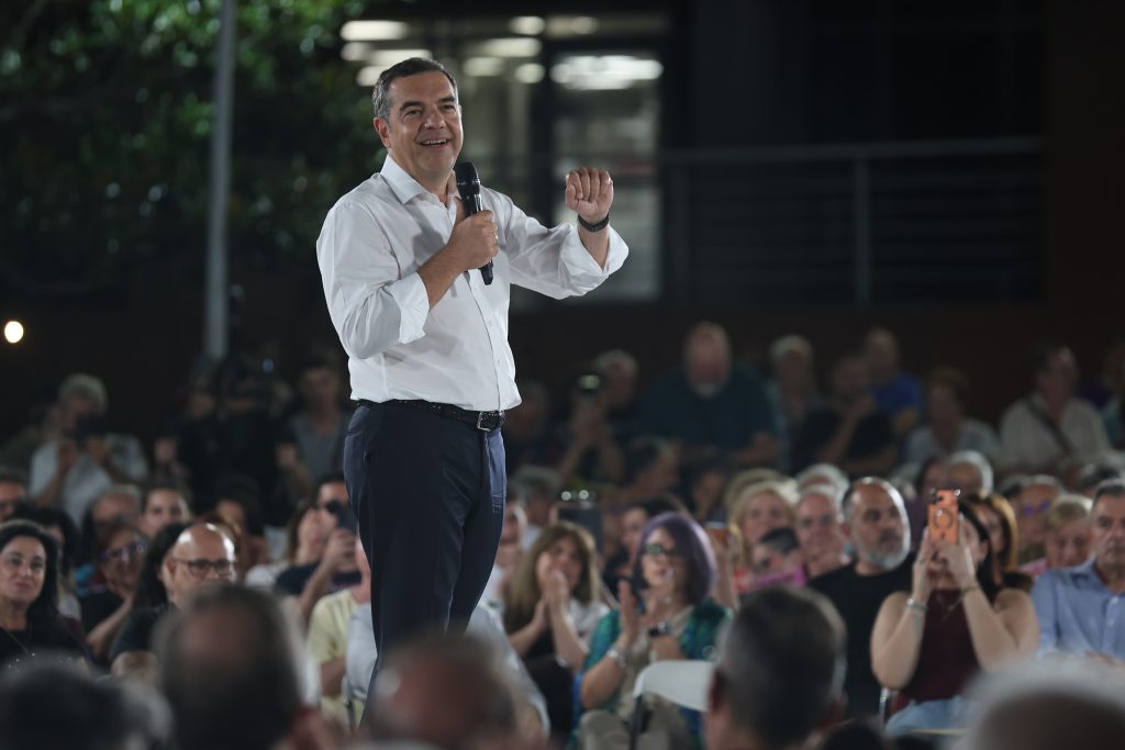 Τσίπρας από το Περιστέρι: Ο κόσμος ζητά εντιμότητα, τα γαλάζια παιδιά θα φάνε και τα πόμολα