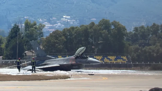 Ζάκυνθος: Η στιγμή που το F-16 κάνει αναγκαστική προσγείωση