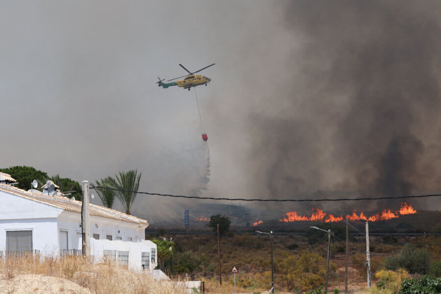 Ελικόπτερο συμμετέχει στην επιχείρηση να κατασβεστεί η πυρκαγιά στην Ανδαλουσία