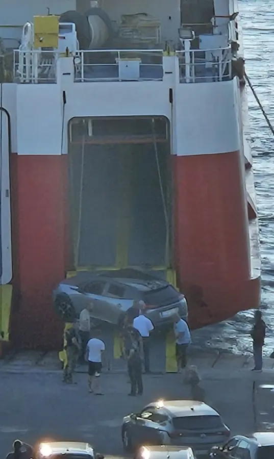 Ραφήνα: Αυτοκίνητο σφήνωσε στον καταπέλτη πλοίου