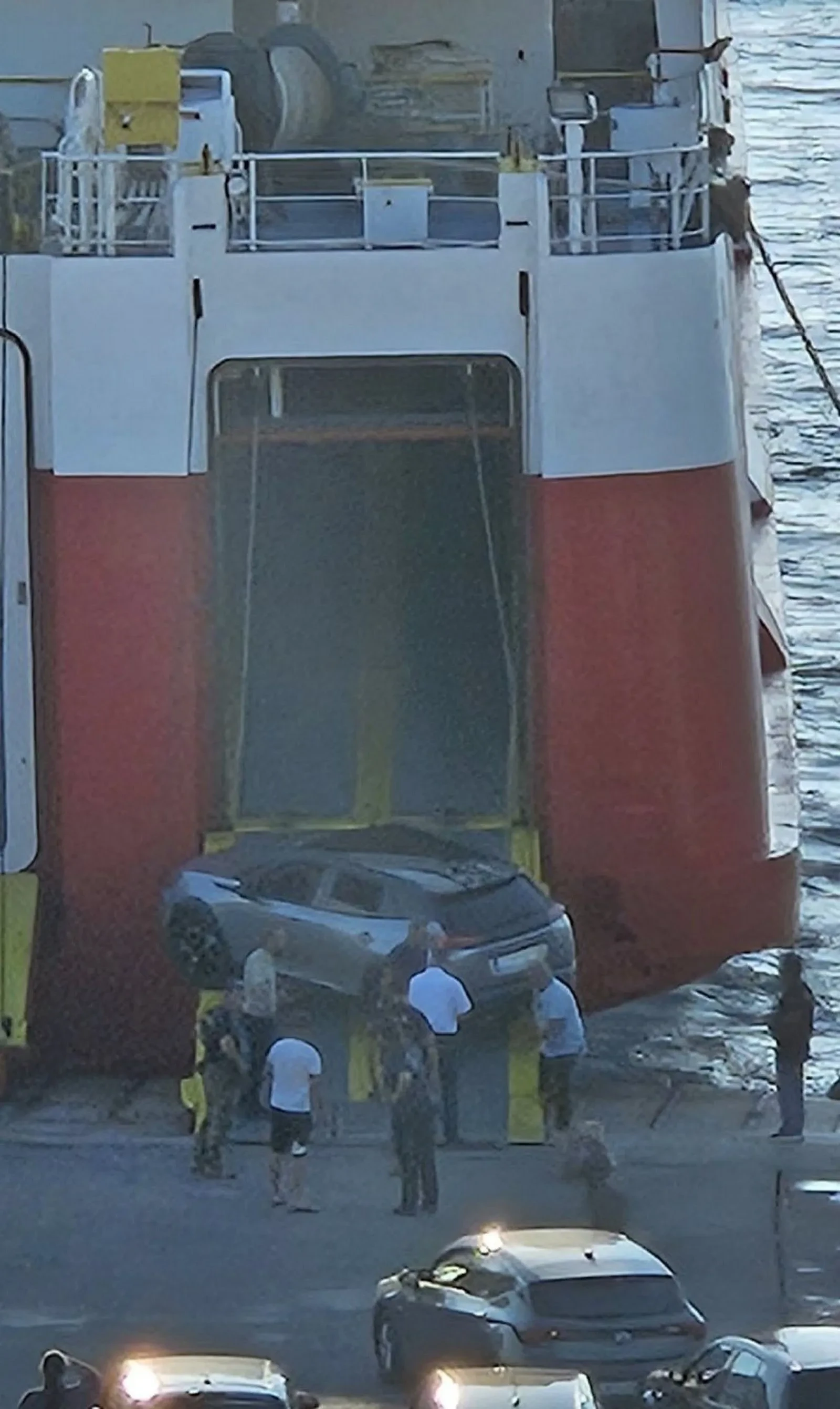 Ραφήνα: Αυτοκίνητο σφήνωσε στον καταπέλτη πλοίου