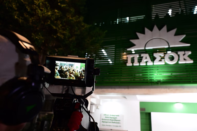 Νέα επίθεση του ΠΑΣΟΚ στην κυβέρνηση για το ζήτημα των Πανελλαδικών – Επαναφέρει το αίτημα παραίτησης της ηγεσίας του υπ. Παιδείας