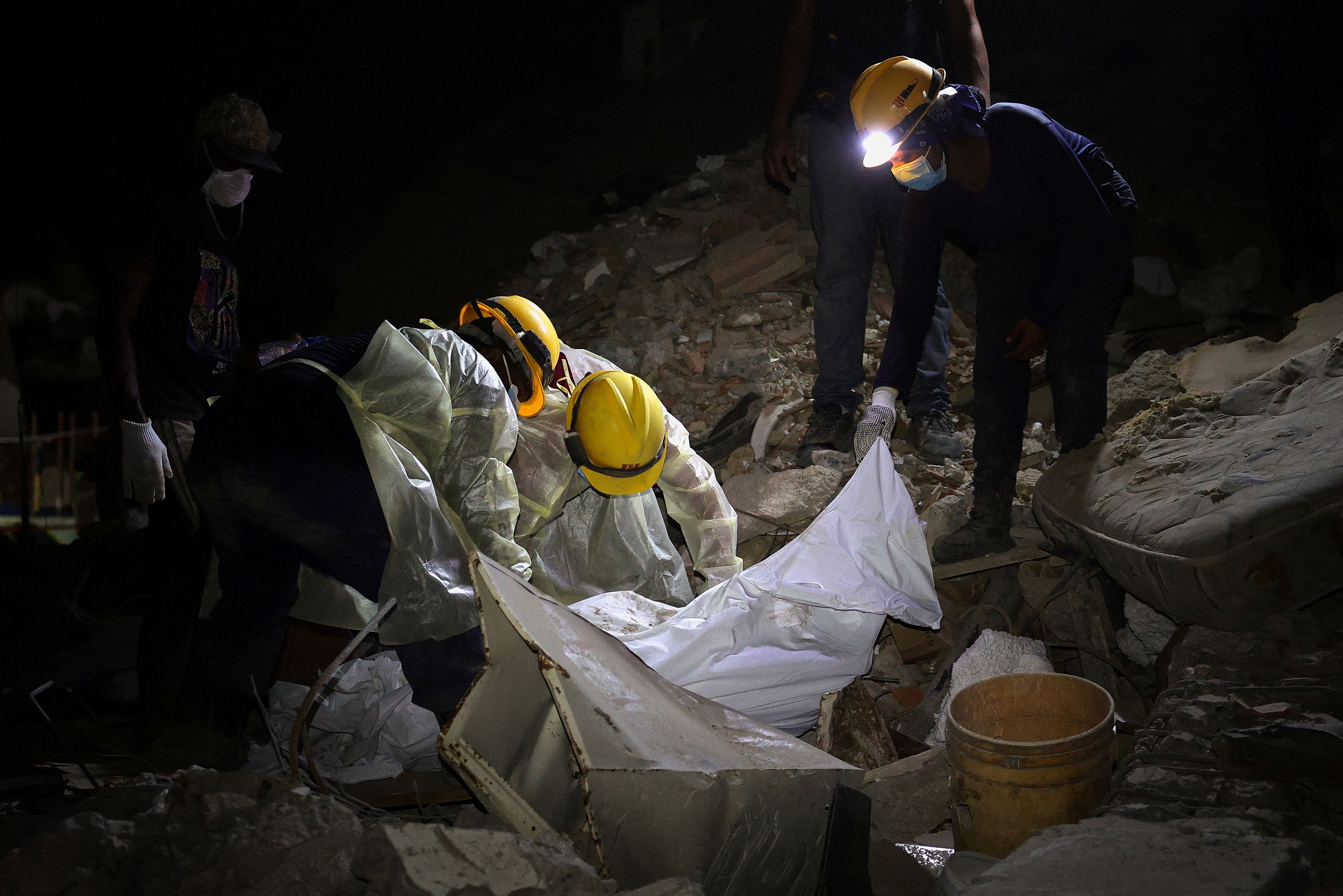 Βενεζουέλα: Ξεπέρασαν τους 4.300 οι νεκροί – Οι συγγενείς συνεχίζουν μόνοι τους την έρευνα στα συντρίμμια