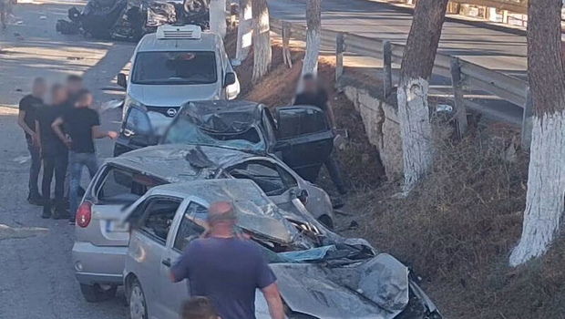 Κρήτη: Αυτοκίνητο σε τρελή πορεία πήρε σβάρνα σταθμευμένα ΙΧ και ανετράπη - Σώοι οι τρεις επιβαίνοντες