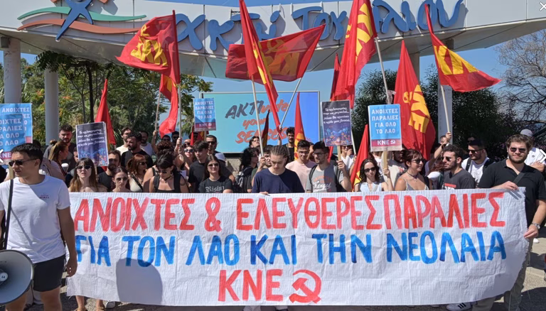 Κινητοποίηση της ΚΝΕ στον Άλιμο για ελεύθερη πρόσβαση στις παραλίες