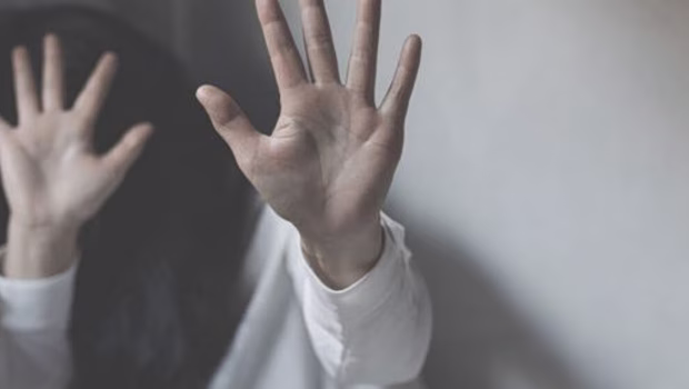 Σοκαριστικό περιστατικό ενδοοικογενειακής βίας: Άλλαξε μέχρι και χώρα για να χτυπήσει την πρώην σύντροφό του