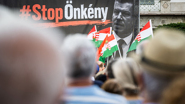 «Ανδρείκελο του Όρμπαν»: Συνταγματική ανατροπή στην Ουγγαρία με στόχο την απομάκρυνση του προέδρου Τάμας Σούλιοκ