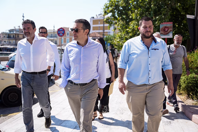 Τσίπρας από Λέσβο: Κρίσιμο να στηριχθούν οι άνθρωποι της παραγωγής – Ήρθαμε να ακούσουμε τα προβλήματα και να διεκδικήσουμε λύσεις