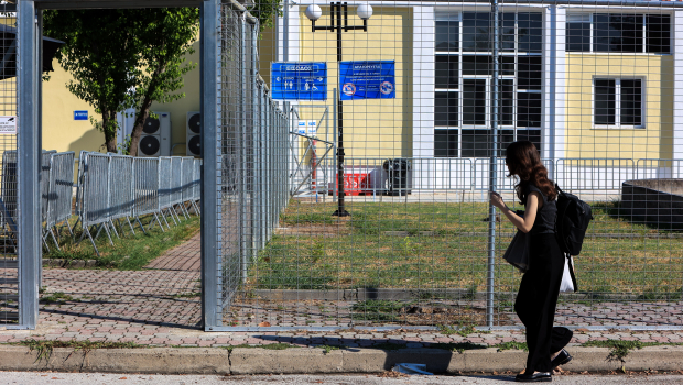 «Δεν έπρεπε να αφήσουν τα παιδιά μας να μπουν στα τρένα», φώναξε μητέρα θύματος στη δίκη για τα Τέμπη
