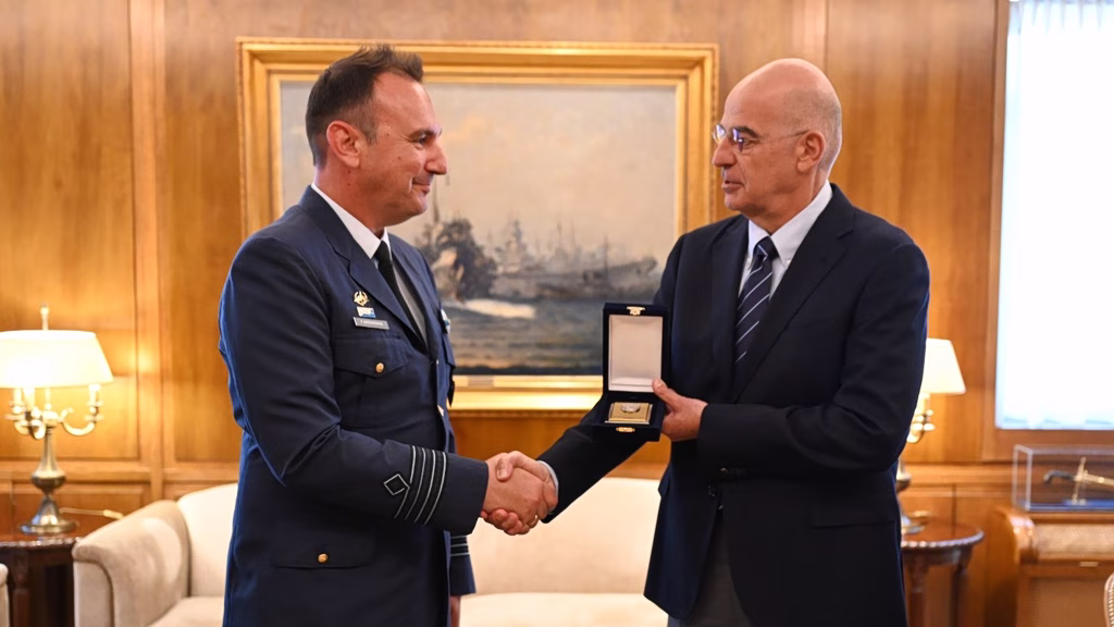 Νίκος Δένδιας: Συναντήθηκε με τον πιλότο που έκανε την αναγκαστική προσγείωση του F-16 στην Ζάκυνθο