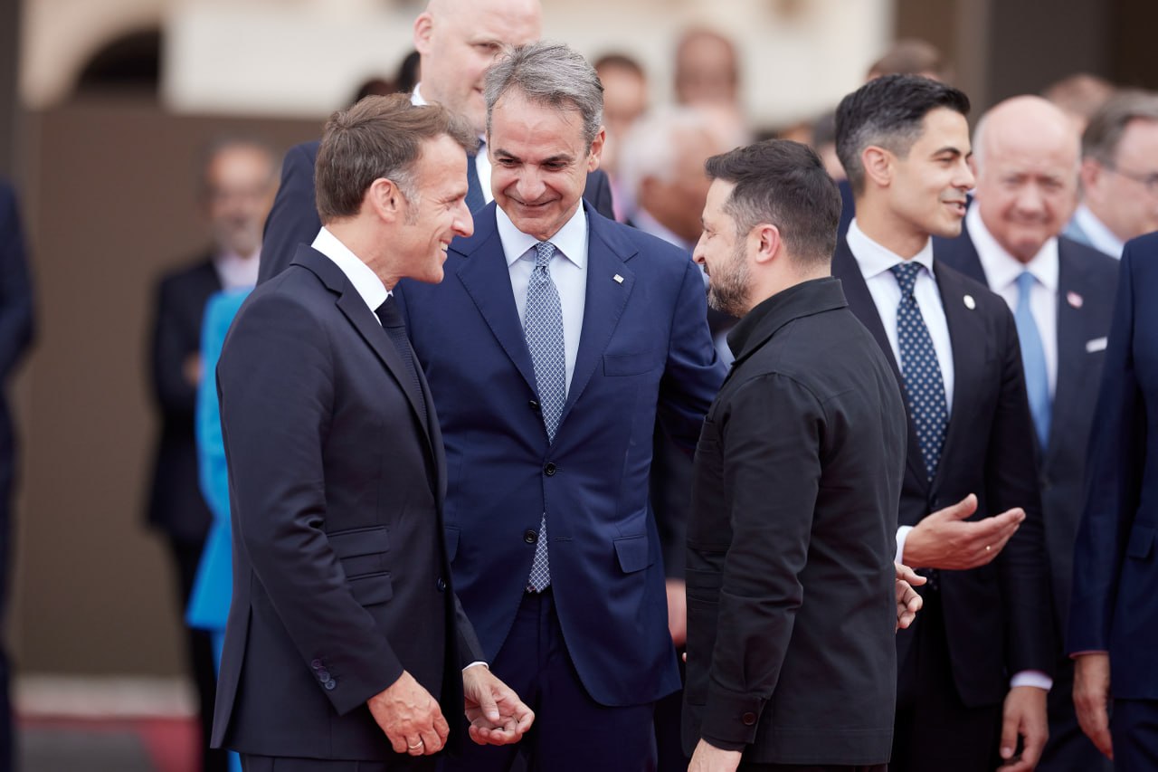 Ο Κυριάκος Μητσοτάκης με τον Εμανουέλ Μακρόν και τον Βολοντίμιρ Ζελένσκι στη συνάντηση της Συμμαχίας των Προθύμων στο Παρίσι