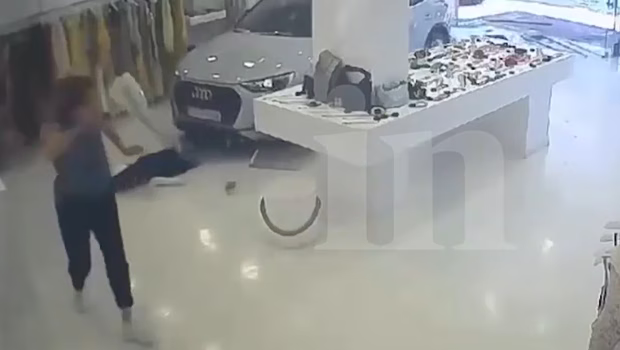 Βριλήσσια: Αυτοκίνητο «εισβάλει» σε εμπορικό κατάστημα παρασύροντας τη βιτρίνα - Βίντεο ντοκουμέντο
