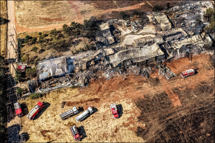 Ανασφάλιστα και με λιγοστούς ελέγχους τα εργοστάσια που καίγονται - Ποιος αναλαμβάνει την περιβαλλοντική ευθύνη;