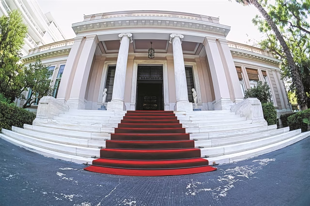 Κυβέρνηση: Πανηγυρίζει γιατί τέσσερις -και όχι 11- βουλευτές και πρώην υπουργοί αντιμετωπίζουν… «απλά πλημμελήματα» – Κανονικά υποψήφιοι στις εκλογές