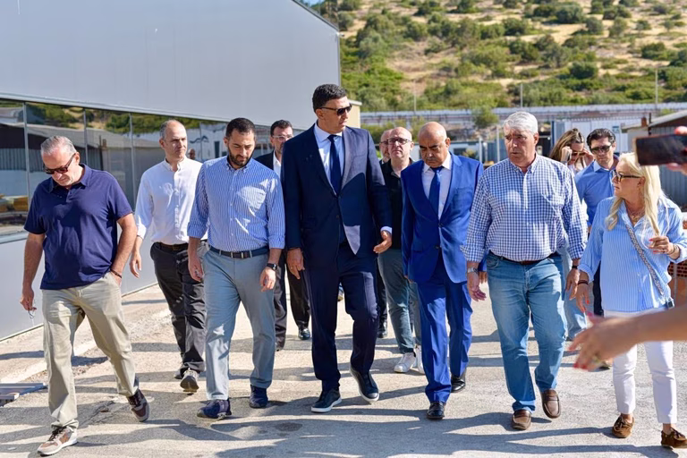 φωτογραφία στην οποία απεικονίζεται η Βασίλης Κικίλιας στα Ναυπηγεία Χαλκίδας