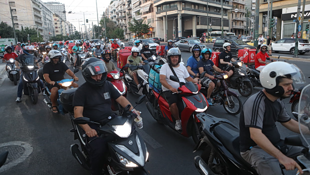 Διανομείς: Η «κόκκινη κάρτα μετά το νέο εργατικό δυστύχημα - Μεγάλη μοτοπορεία με καπνογόνα και συνθήματα