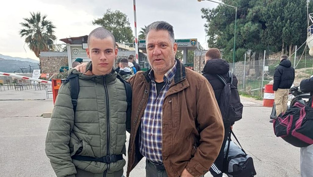 «Ραφαήλ ήρθαμε, όμως εσύ έλειπες»: Ραγίζει καρδιές ο πατέρας του 19χρονου ΕΠΟΠ που σκοτώθηκε από χειροβομβίδα