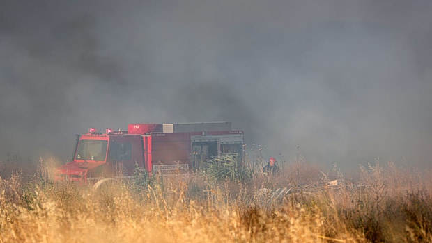 Φωτιά στο Σχιστό - Σηκώθηκαν τέσσερα εναέρια μέσα