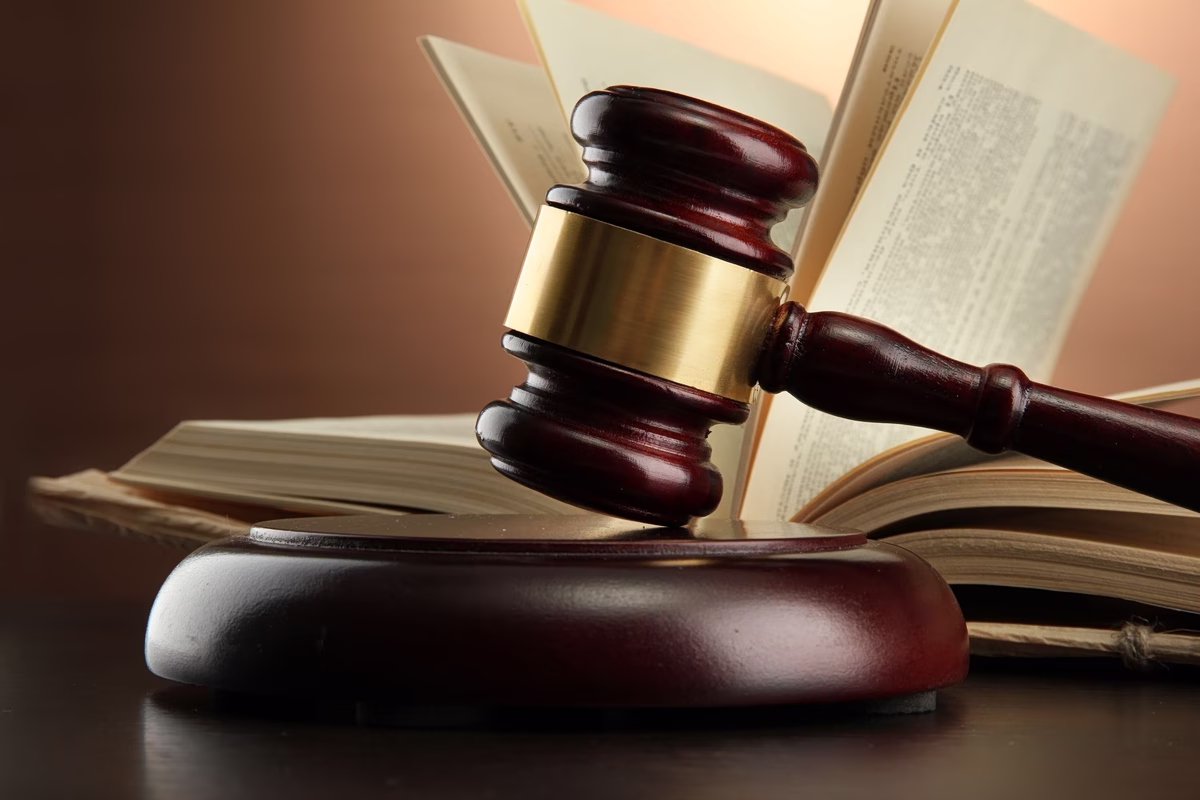 Θύελλα αντιδράσεων για την πρόθεση τοποθέτησης «υπουργικής» διοίκησης στον ΠΙΣ
