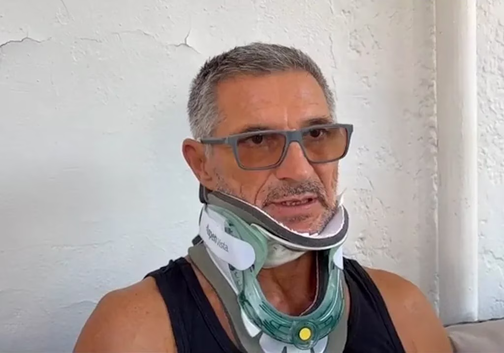 Συγκλονίζει ο 61χρονος που βγήκε από παράθυρο αεροπλάνου της Ryanair – «Έσταζε αίμα από το πρόσωπο και τα χέρια μου»
