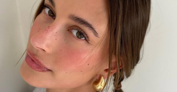 Το beauty hack της Hailey Bieber για πιο φωτεινή περιοχή κάτω από τα μάτια