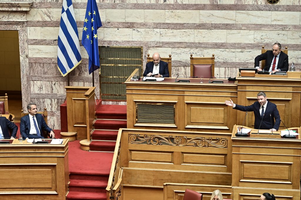 Σύγκρουση αρχηγών στη Βουλή για την Αναθεώρηση: Πυρά Ανδρουλάκη κατά της κυβέρνησης για «φαρισαϊσμό» – Παρακολουθήστε LIVE