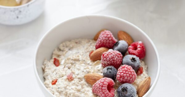 Custard Oats: Το νέο viral πρωινό που μοιάζει με επιδόρπιο αλλά είναι γεμάτο πρωτεΐνη
