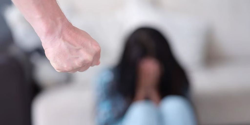 Καλλιθέα: Την ξυλοκόπησε άγρια επειδή δεν ήθελε να κρατήσει το παιδί – Τι κατέθεσε η 37χρονη