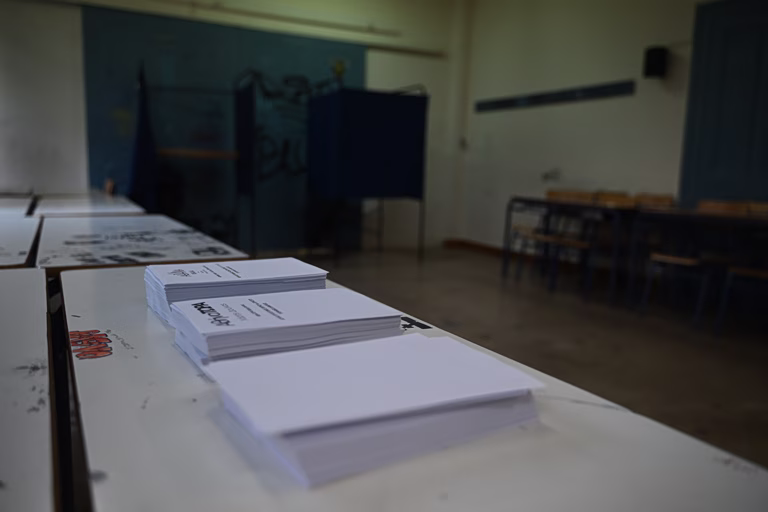 Δημοσκόπηση: Παγιώνεται στη δεύτερη θέση η ΕΛΑΣ – Μάχη για τους κεντρώους και τους «χωρίς ταύτιση» ψηφοφόρους