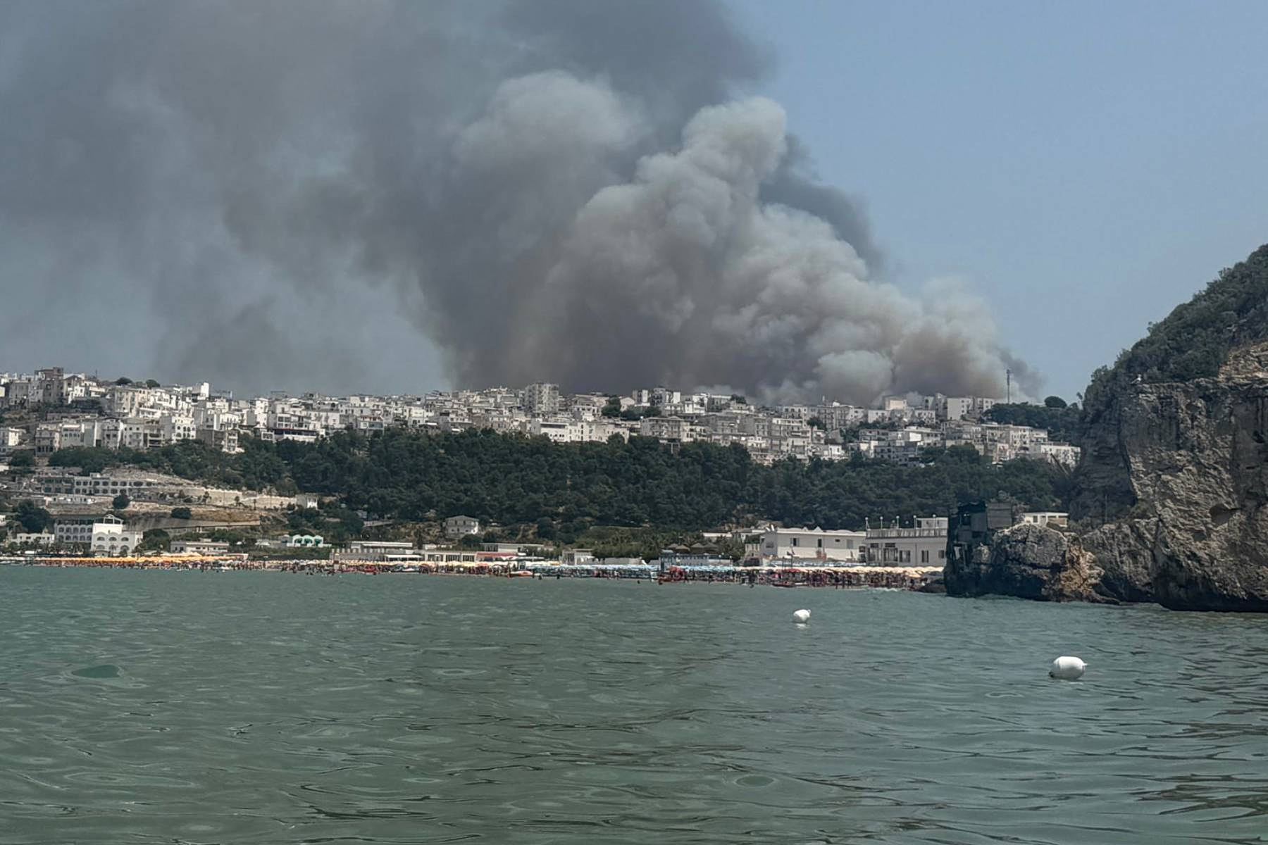 Μεγάλη πυρκαγιά στην Ιταλία – Η ακτοφυλακή στην Απουλία εκκενώνει την περιοχή από τουρίστες διά θαλάσσης