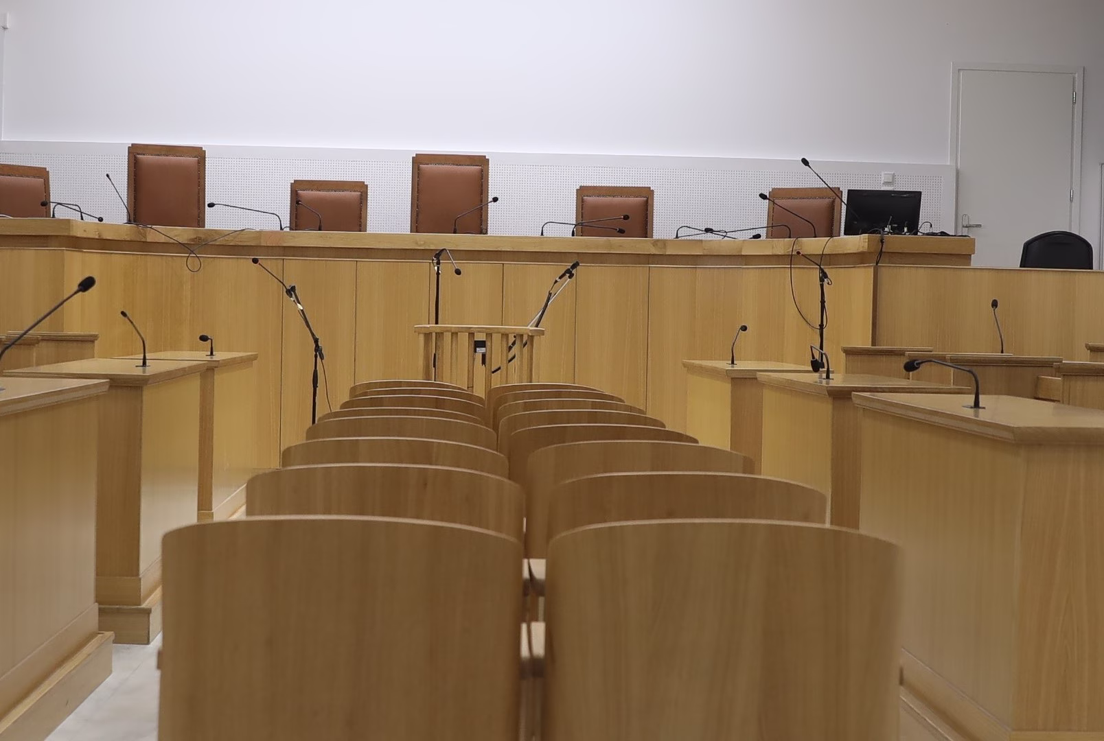 Δικαστήρια σε τρία μέτωπα στριμώχνουν την κυβέρνηση