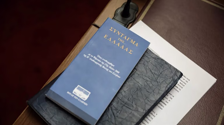 «Το πρόβλημα δεν είναι το Σύνταγμα, αλλά όσοι το παραβιάζουν» – Οι συνταγματολόγοι Ακρίτας Καϊδατζής και Χαράλαμπος Κουρουνδής στο in