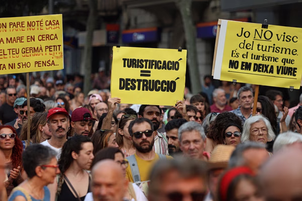 Μαγιόρκα: Μεγάλες διαδηλώσεις κατά του υπερτουρισμού οδήγησαν σε άγρια επεισόδια με την αστυνομία