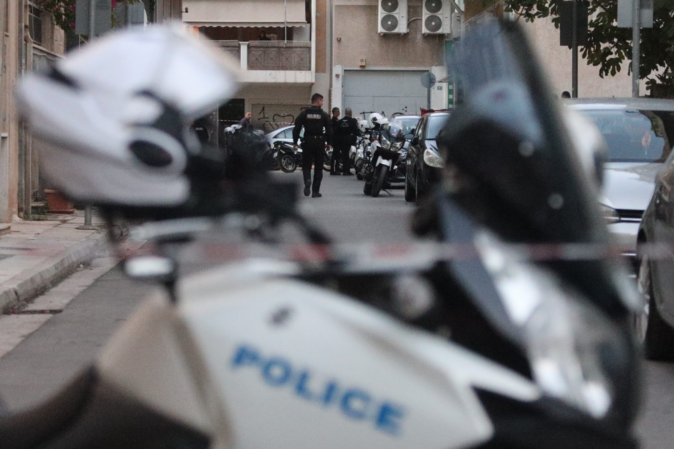 [381031]  ΕΝΑΣ ΝΕΚΡΟΣ 31ΧΡΟΝΟΣ ΚΑΙ ΕΝΑΣ 48ΧΡΟΝΟΣ ΤΡΑΥΜΑΤΙΑΣ ΒΡΕΘΗΚΑΝ ΣΕ ΔΙΑΜΕΡΙΣΜΑ ΣΤΟΝ ΑΓΙΟ ΠΑΝΤΕΛΕΗΜΟΝΑ ΣΤΗΝ ΑΘΗΝΑ (ΓΙΑΝΝΗΣ ΠΑΝΑΓΟΠΟΥΛΟΣ / EUROKINISSI)