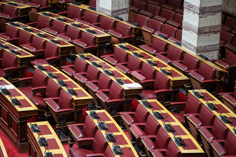 Πολιτική αντιπαράθεση για τη Συνταγματική Αναθεώρηση – «Καμία λευκή επιταγή σε ΝΔ και Μητσοτάκη»