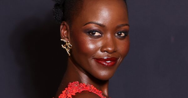 Το μυστικό της Lupita Nyong’o για λαμπερή επιδερμίδα σε πρόσωπο και σώμα, σύμφωνα με τον makeup artist της