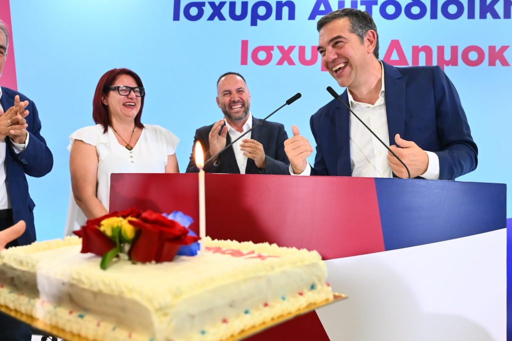 Αλέξης Τσίπρας: Τούρτα – έκπληξη για τα γενέθλιά του στην εκδήλωση της ΕΛ.Α.Σ.