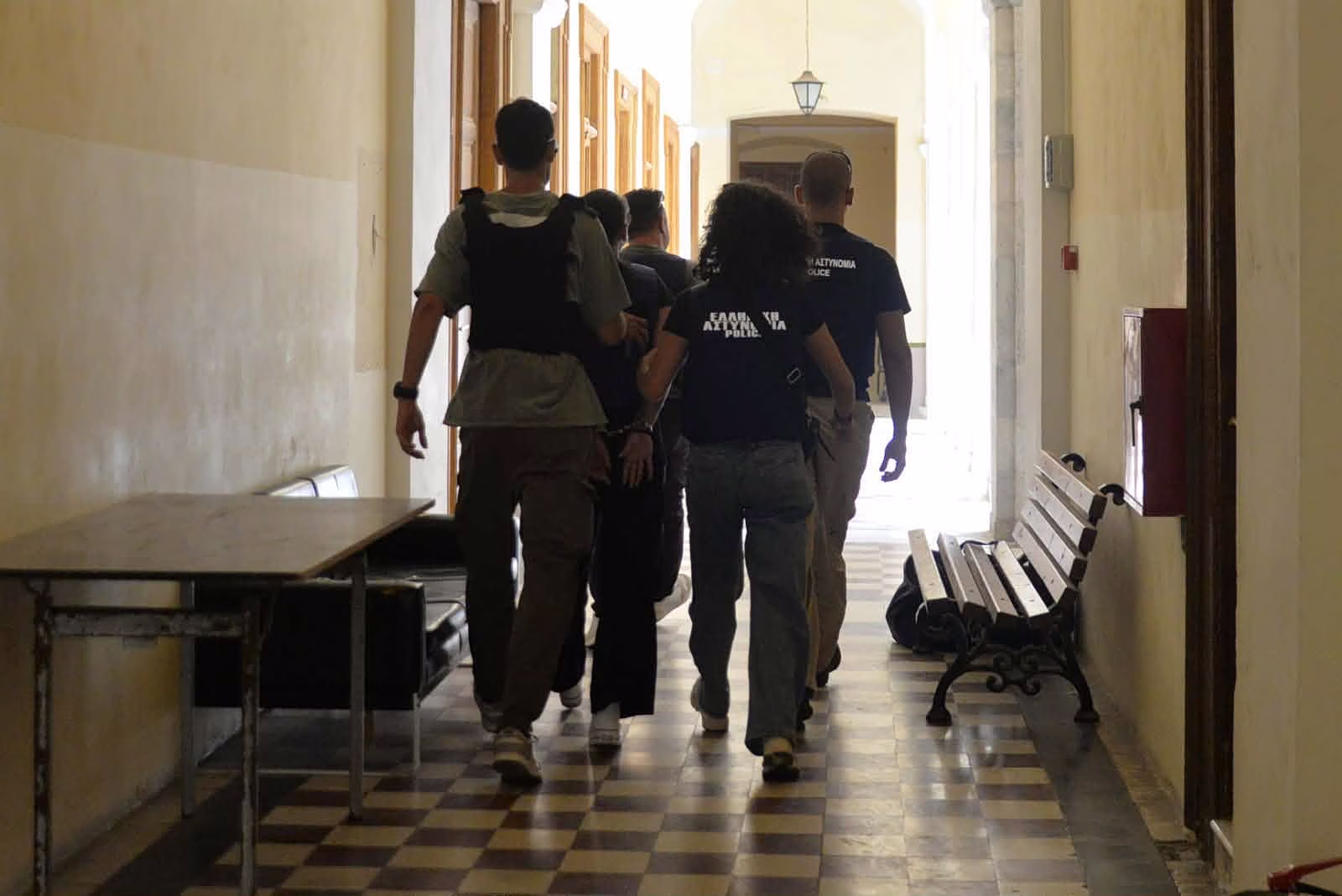Σύρος: Τελευταίο «αντίο» στη διασώστρια - Νέα αυτοψία ζήτησε η ανακρίτρια, σε εξέλιξη η απολογία του ζευγαριού