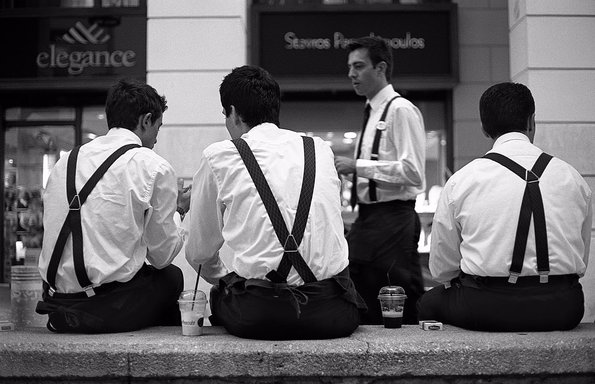«Πελάτες» στις ξαπλώστρες, υπεύθυνοι…χαρτικών και κρυφτό σε φέρετρα: Οι απίθανες πατέντες εργοδοτών για να παρακάμψουν την ψηφιακή κάρτα εργασίας