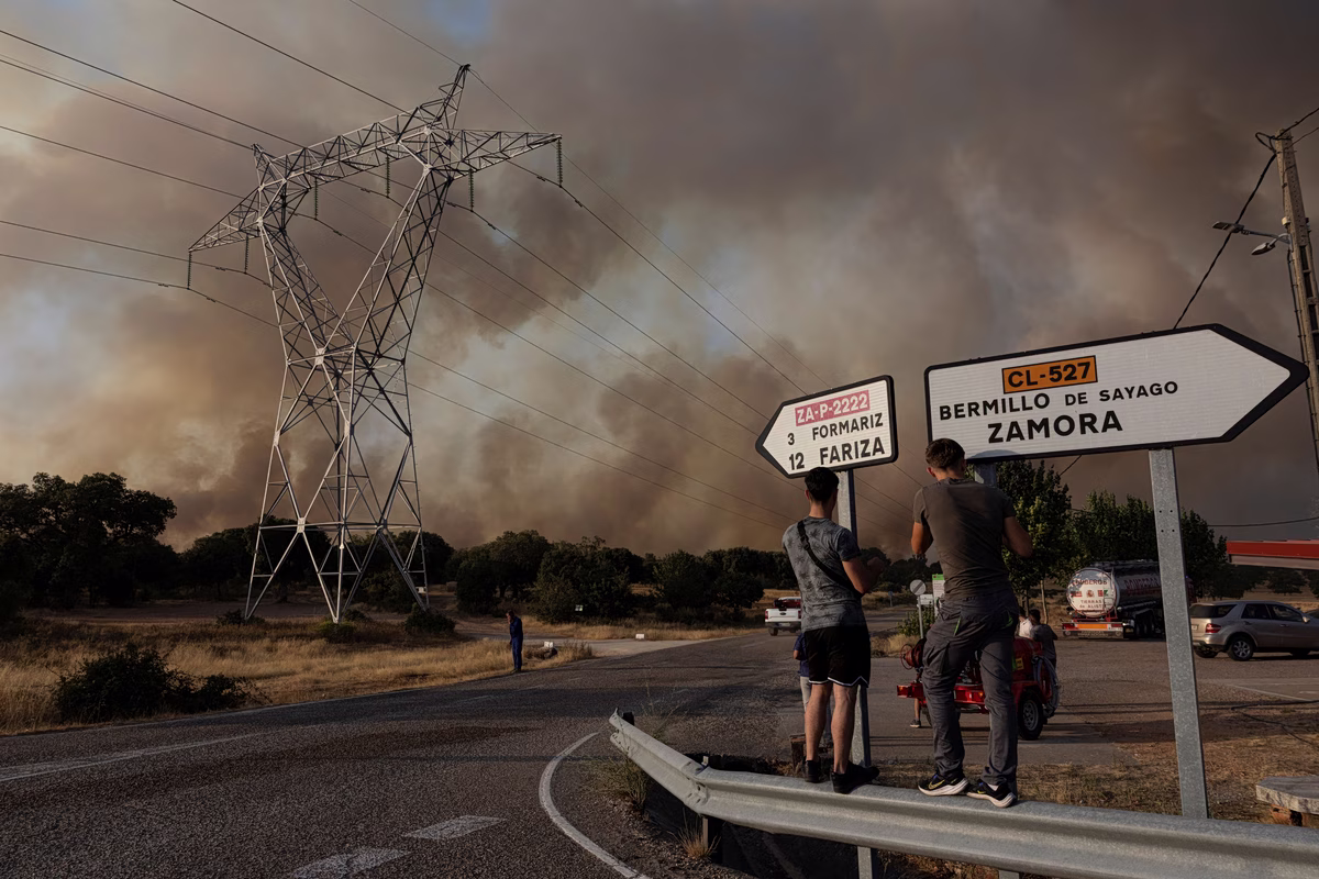 Εικόνα που δείχνει κατοίκους του Φορμαρίζ να παρακολουθούν τη φωτιά από μακριά