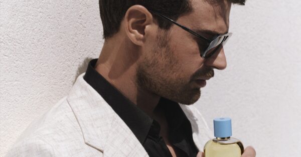 Ο Theo James πρωταγωνιστεί στη νέα καμπάνια των αρωμάτων Light Blue του οίκου Dolce&Gabbana