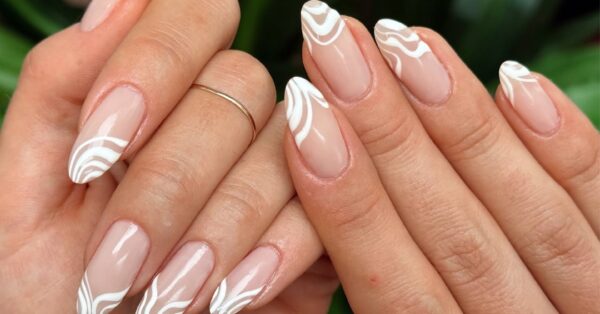 Τα μίνιμαλ nail design με λευκές λεπτομέρειες είναι η πιο κομψή επιλογή για το επόμενο μανικιούρ σας
